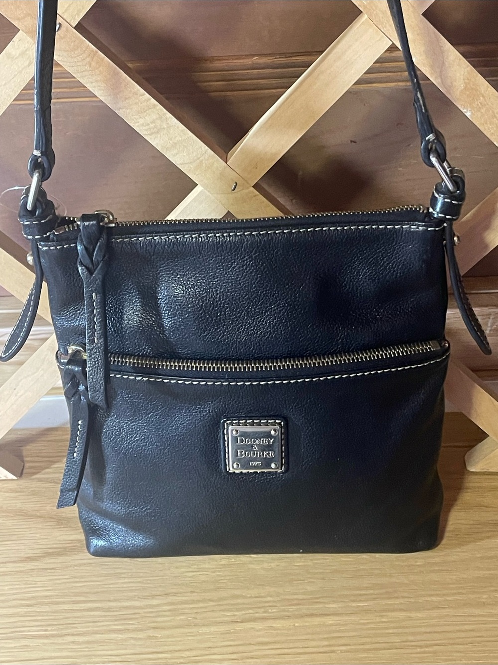 Authentic Dooney & Bourke Pebbled Grain Blk  Leather Zip Crossbody / 8.5”T x 8”W